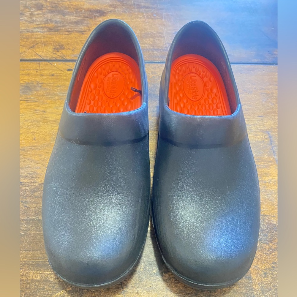 CROCS Women’s Neria Pro ll LiteRide slip resistant size 6 clogs, all black